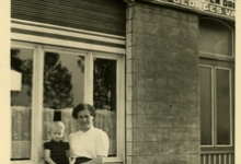 Vrouw met kind voor café "Den drieling" bij Georges Van Meldert, Scheldewindeke, 1950-1960