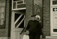 Café 't Roosken, uitbater Germain Vermeulen met kleinkind, 1950-1960 