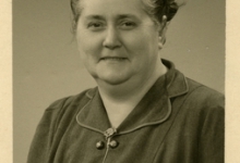 Maria D'Hoossche, uitbaatster van café "De klokke" in Scheldewindeke, 1951