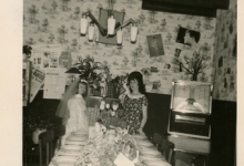 Interieur café "Den drieling" met feesttafel en jukebox, Scheldewindeke, 1950-1960
