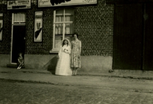 Plechtige communicant voor café "Den drieling" bij Georges Van Meldert, Scheldewindeke, 1950-1960