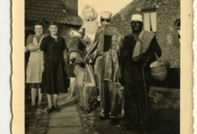Sinterklaas op bezoek in de marollen van Houtem, Den Dries, Sint-Lievens-Houtem, 11 november, jaren '60 Sinterklaas op bezoek in de marollen van Houtem, Den Dries, Sint-Lievens-Houtem, 11 november, jaren '60