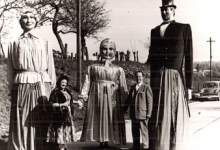 De reuzen Nonkel Miele, Tante Nitte en Mary met haar peter en meter