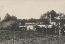 Mensen voor een uitgebrande hoeve, Melle, 1914-1918