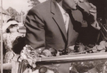 Burgemeester Otte drinkt op de dag van zijn inhuldiging, Sint- Lievens- Houtem, 1959
