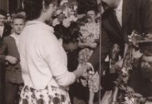 Burgemeester Otte ontvangt bloemen op de dag van zijn inhuldiging, Sint-Lievens-Houtem, 1959