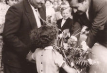 Burgemeester Otte ontvangt bloemen van een meisje, Sint-Lievens-Houtem, 1959