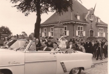 Burgemeester Otte in open wagen met zijn echtgenote, Sint- Lievens- Houtem, 1959