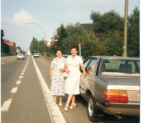 Poseren naast een Ford Taunus, 1987