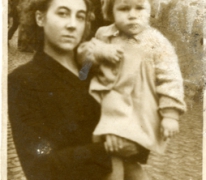 Christiane De Landsheer met moeder op kermis, Sint-Lievens-Houtem, 1948
