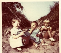 Schepen Marleen Verdonck op vakantie met de familie, Cadzand, 1956