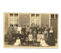 Klasfoto van een groep leerlingen van de meisjesschool van Balegem