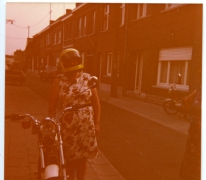 Poseren met helm, Sint-Lievens-Houtem, 1975-1980