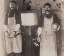 Pasfoto's naast vleesmolen door fotograaf Mabilde, Letterhoutem, ca. 1910