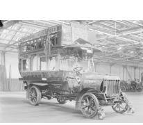 Schade aan een bus door een zeppelinbombardement, 1915