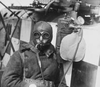 Piloot met zuurstofmasker, 1915