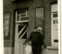 Café 't Roosken, uitbater Germain Vermeulen met kleinkind, 1950-1960 