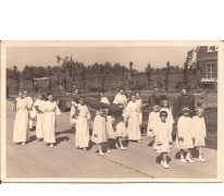 Dragen van het kruis tijdens de stoet, Livinusfeesten, Sint-Lievens-Houtem, 1957