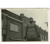 Reus met bolhoed in de Bacchusstoet, Sint- Lievens- Houtem, 1960-1970